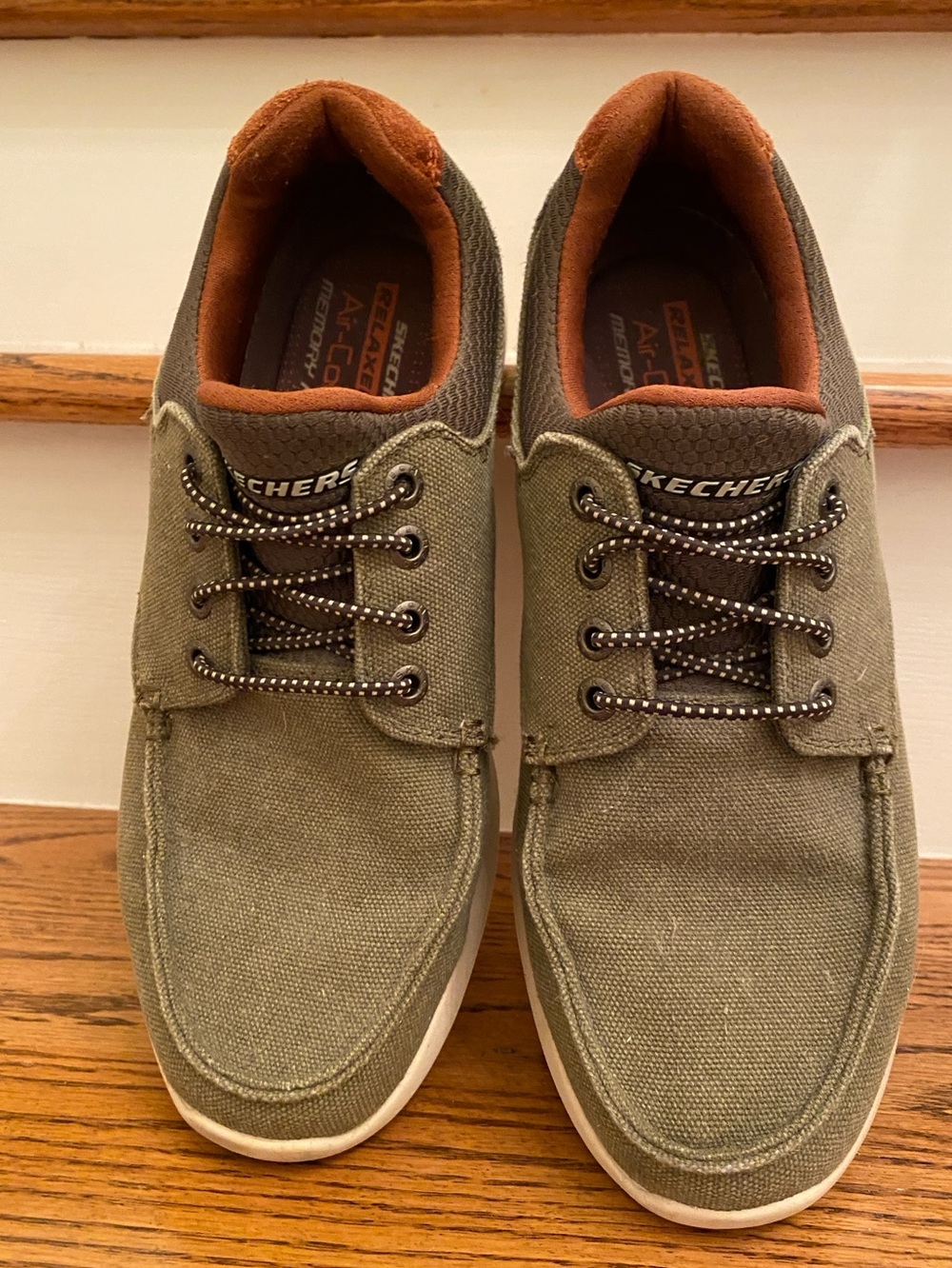 Skechers Men’s 10 Olive w/Brown Canvas Slip-On Lace-Up Sneakers Excellent Cond.